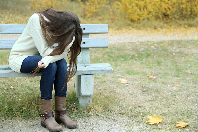 Сидит у окна