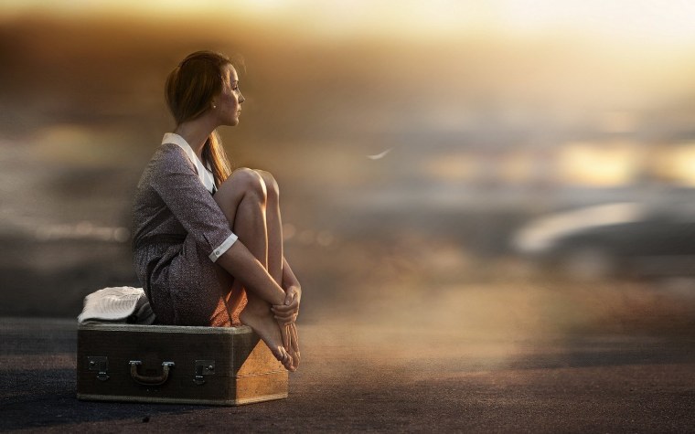 Девушка в темной комнате