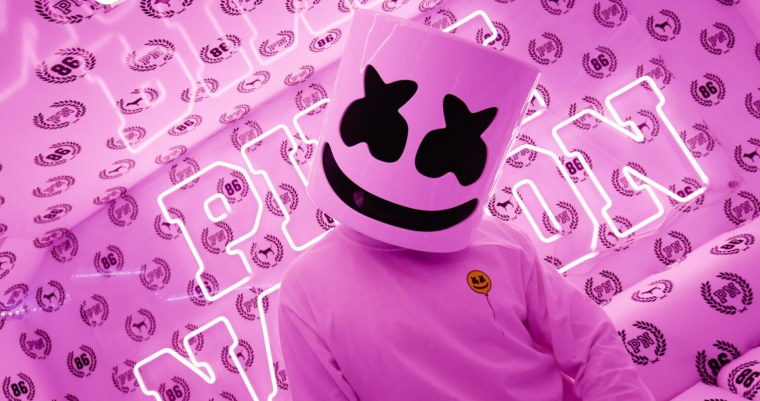 Маршмеллоу на фиолетовом фоне