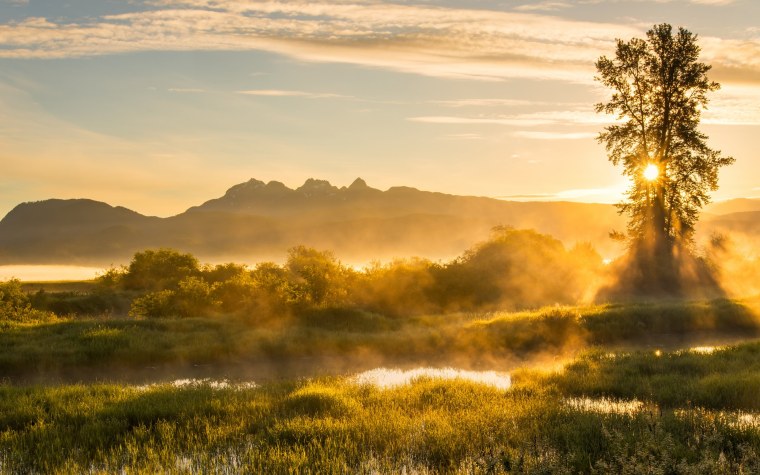 Рассвет в горах летом