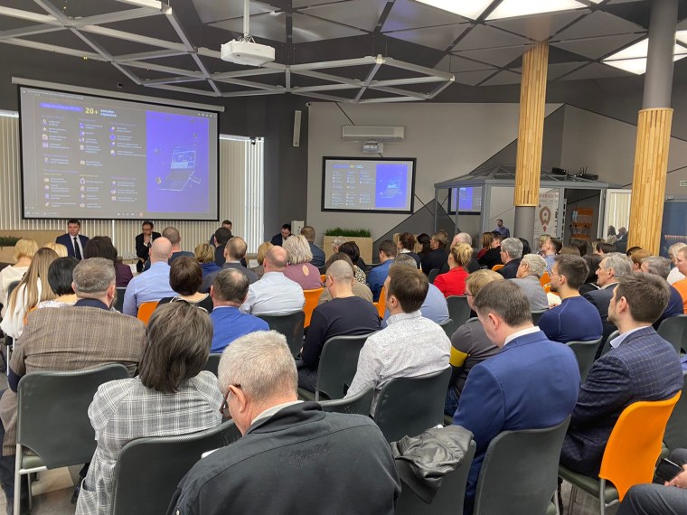 Бизнесмен за столом