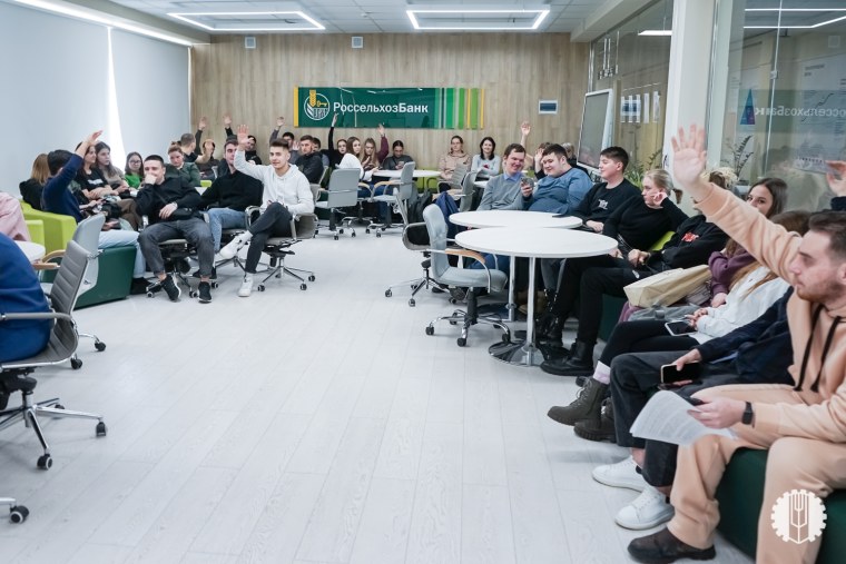 Бизнесмен думает