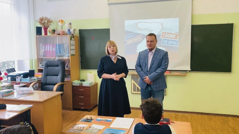 Мужчина и женщина в офисе