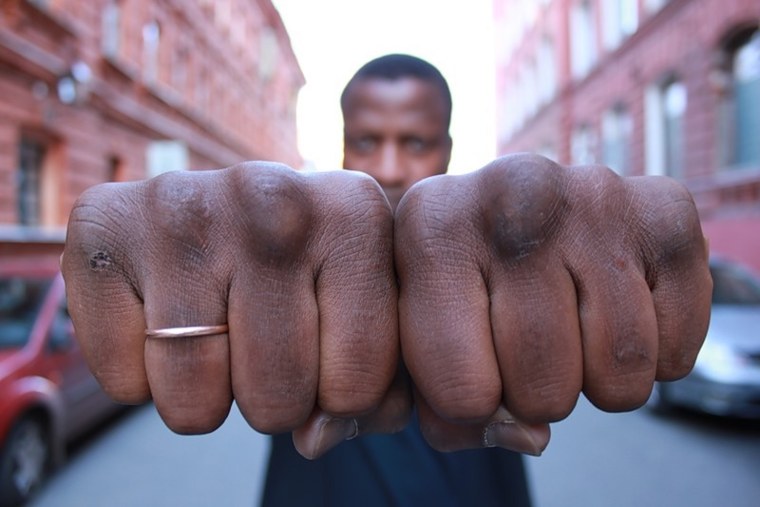 Кулак черно белый