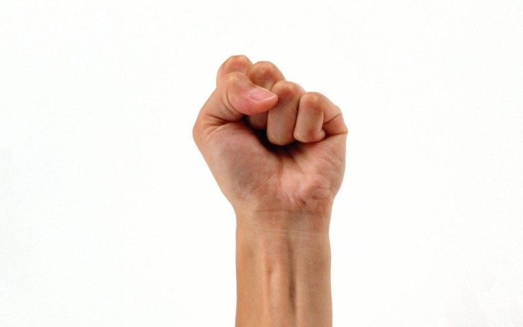 Жест сжатый кулак