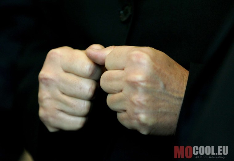 Сжатые кулаки