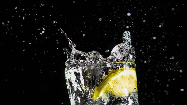 Лимонад на черном фоне