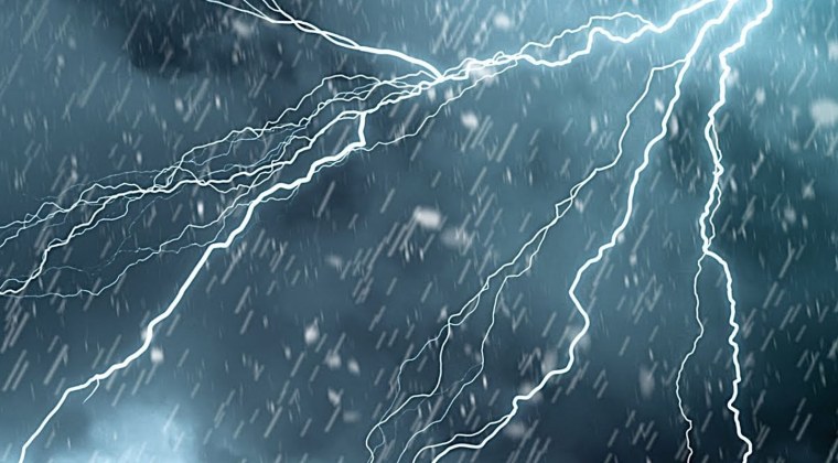 Грохочет Гром сверкает молния в ночи