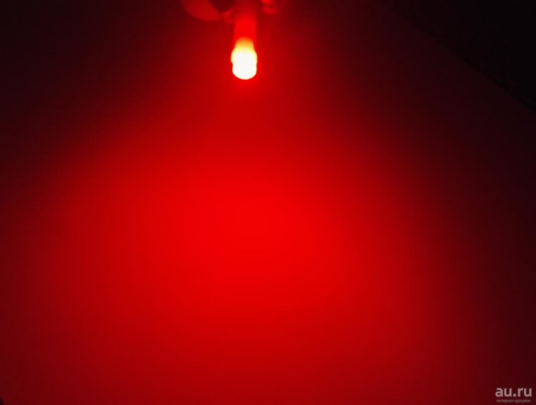 Красный свет от фонаря
