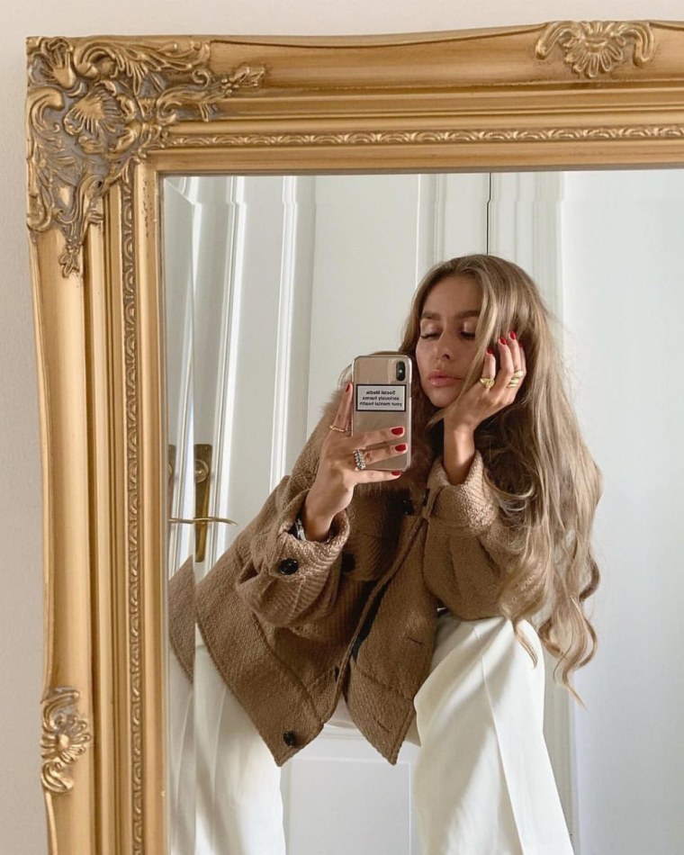 Красивая девушка в зеркале