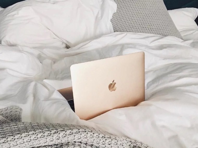 Эстетика ноутбук на кровати