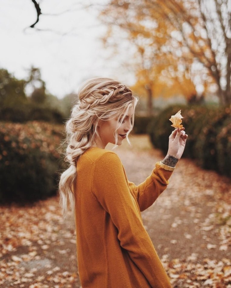 Девушка осенью