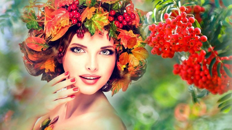 Девушка в венке из листьев
