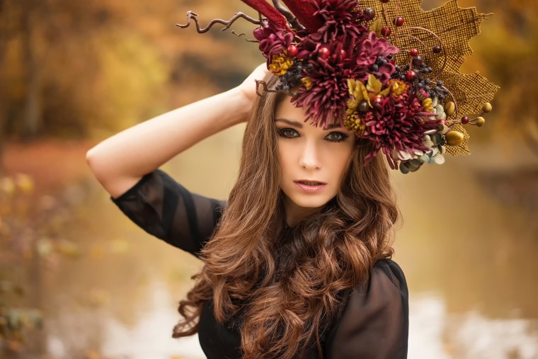 Девушка в осеннем венке