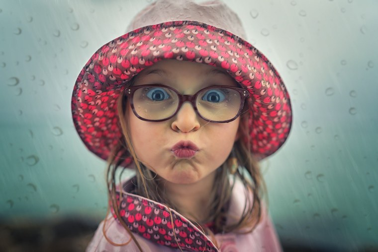 Смешная девочка в очках