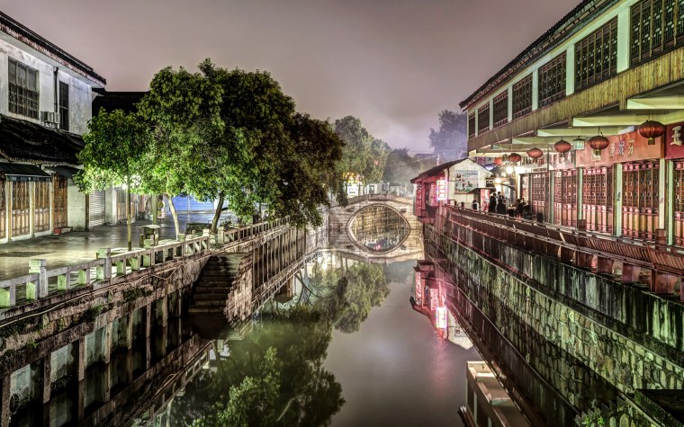 Черно белый город