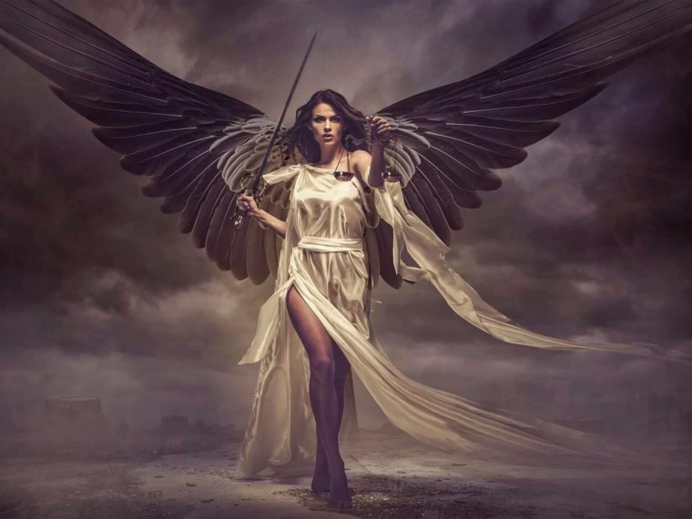 Женщина с крыльями