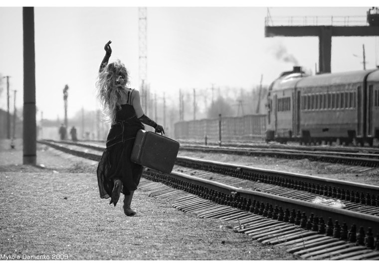 Девушка бежит за поездом