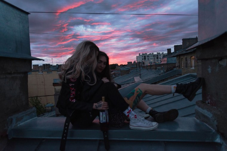 Две девочки на крыше