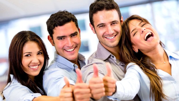 Улыбающиеся люди в офисе