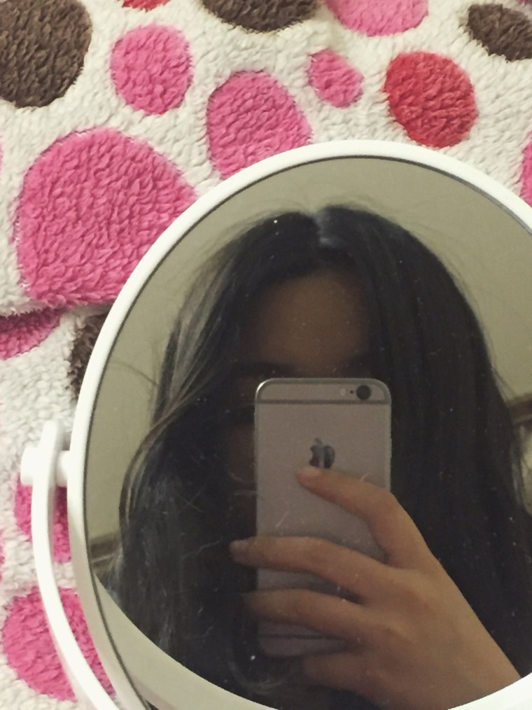 Красивые девушки с айфоном в зеркале