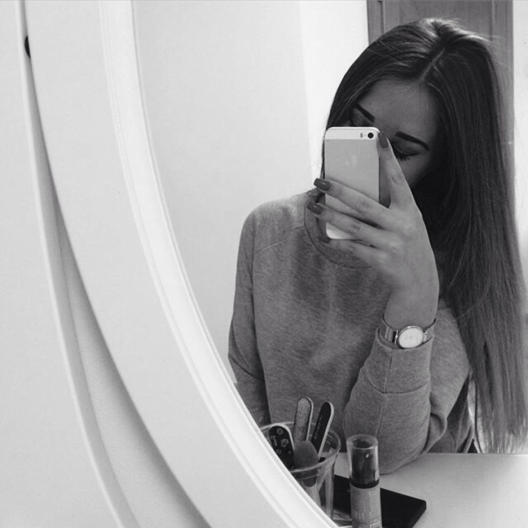 Девушка с айфоном