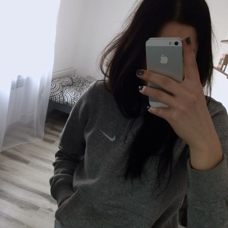 Девочка с айфоном без лица