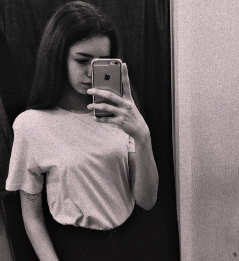 Девочка 14 лет с айфоном