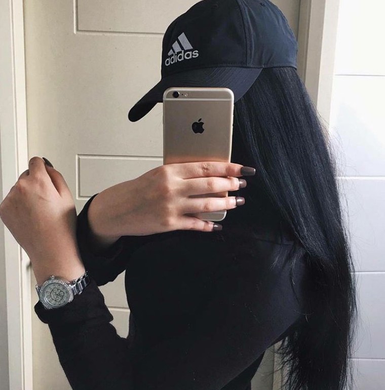 Девушка с айфоном