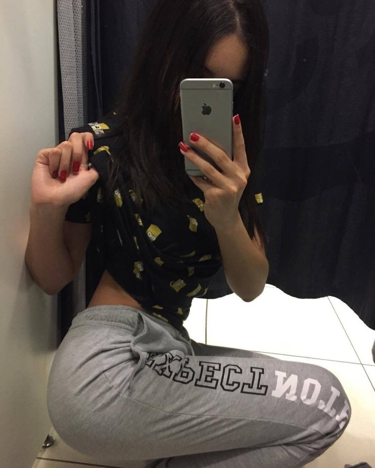 Девушка с темными волосами в зеркале