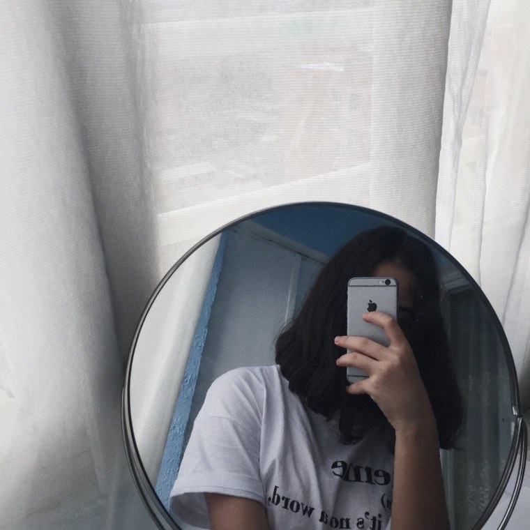 Девушка в зеркале без лица