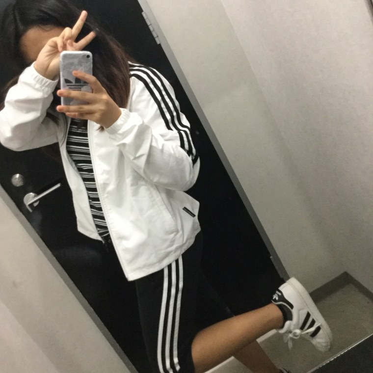 Селфи девушки в зеркале в спортивном костюме