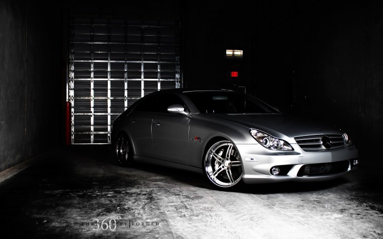 Mercedes-Benz CLS-55 AMG на черном фоне