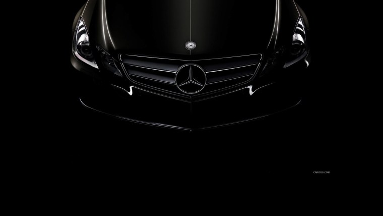 Черный Мерседес на черном фоне