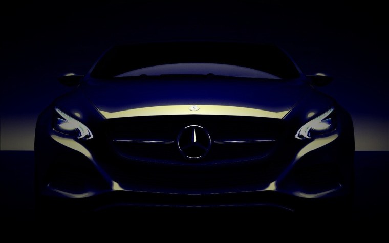 Автомобиль на темном фоне