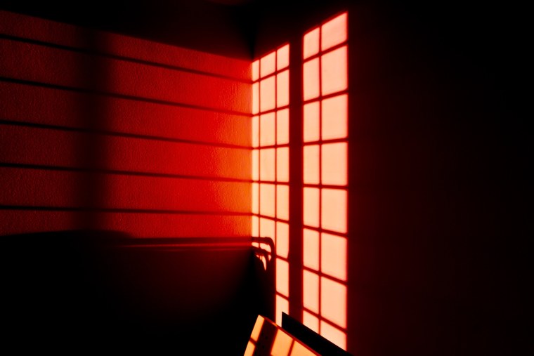 Красная неоновая вывеска