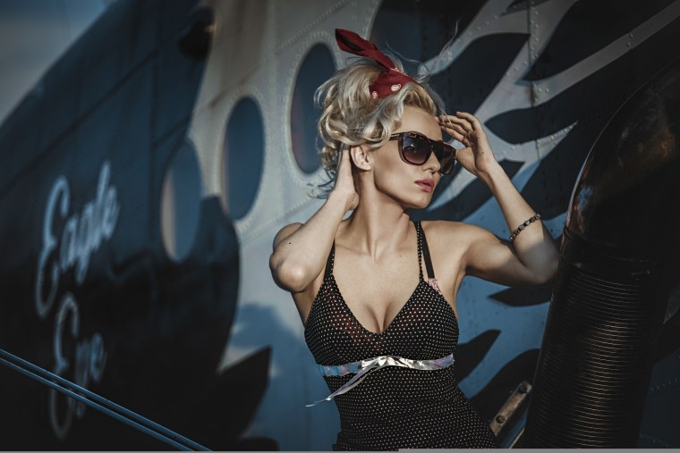 Блондинка с декольте в очках