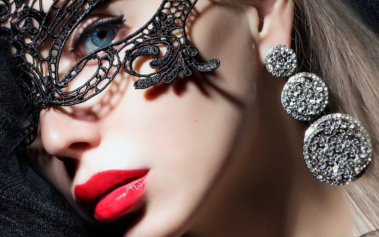 Женщина в кружевной маске