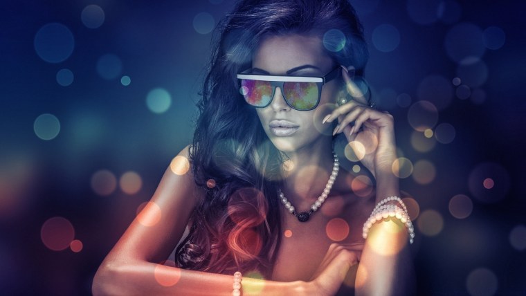 Девушка в очках клуб