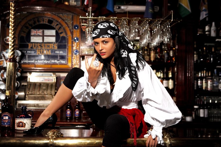 Адриана Лима в солнцезащитных очках