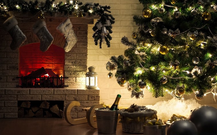 Новогодняя елка и камин