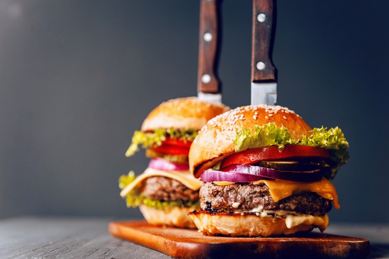 Гамбургер на темном фоне