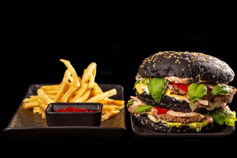 Черный бургер с картошкой фри