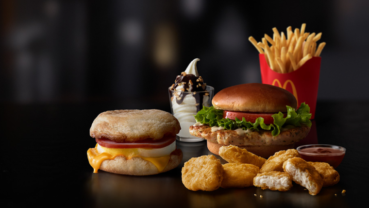 Стол с фастфудом