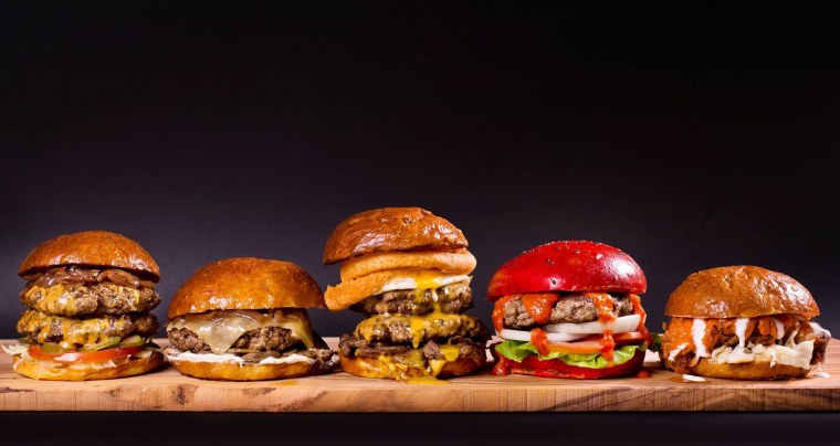 Гамбургер на темном фоне