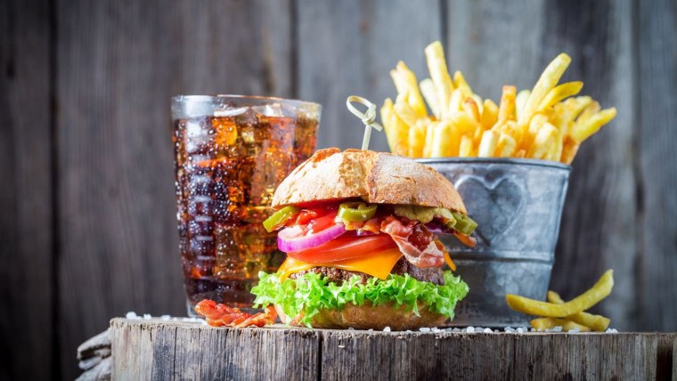 Гамбургер с картофелем фри