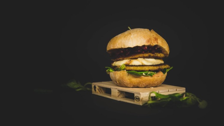 Гамбургер на темном фоне