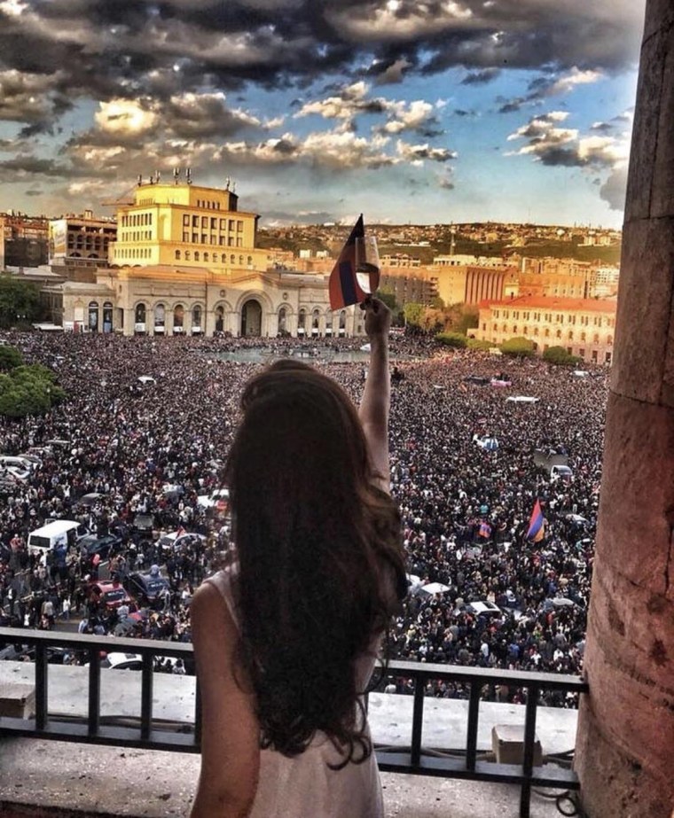 Девушка с флагом Армении