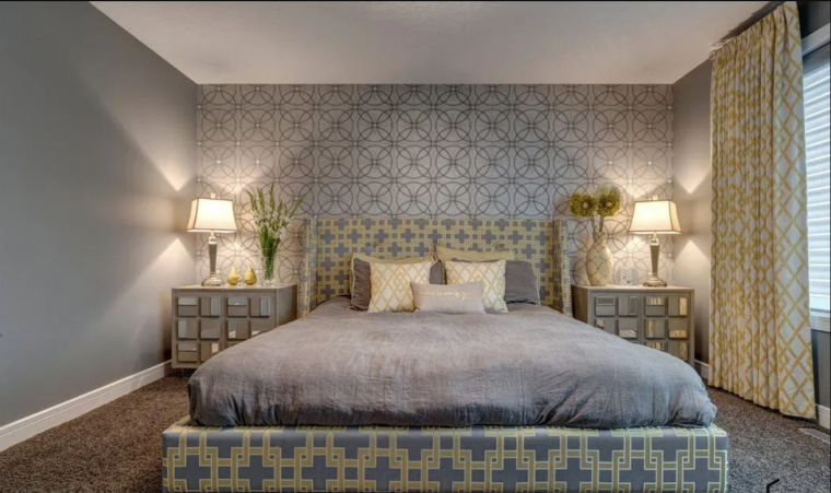 Гостиная с 2 окнами на одной стене с акцентной стеной за диваном