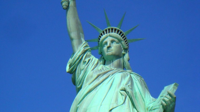 Статуя свободы в маске